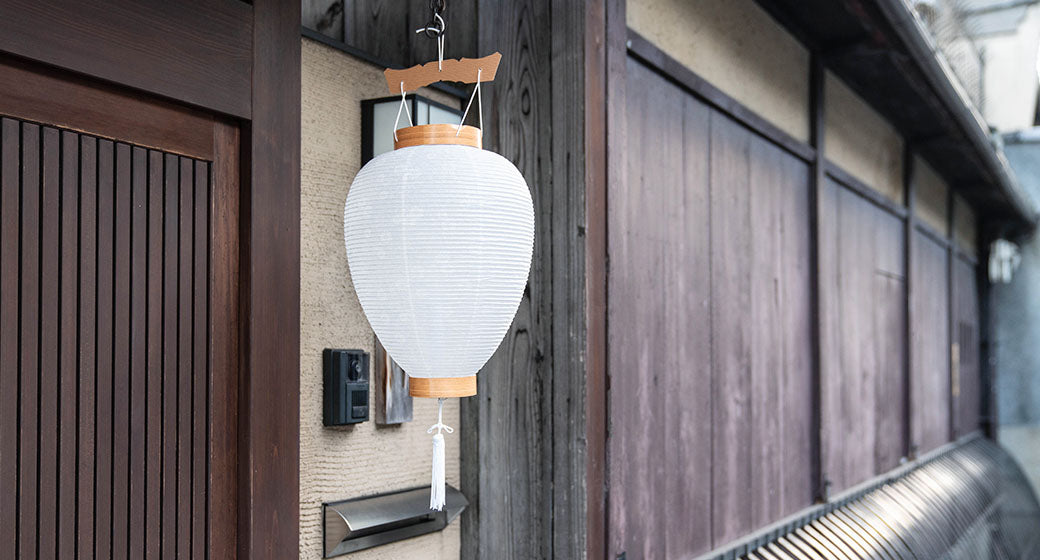 初盆で使った盆提灯の処分方法・片付け方とは?お焚き上げの方法などを解説