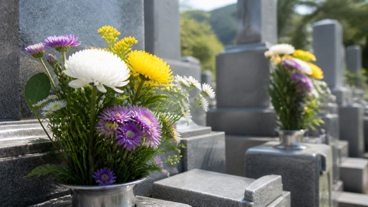 お墓の花立に供えられた仏花